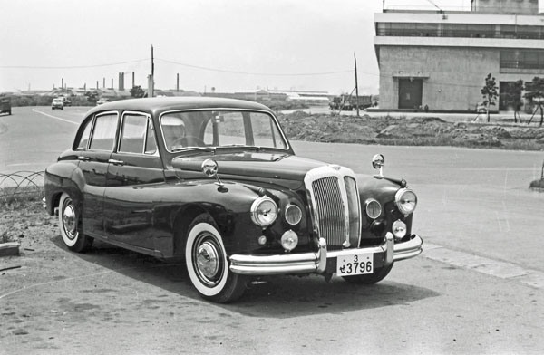 55-1b 010-19＊ 1955-59 Daimler One-O-Four Saloon.jpg